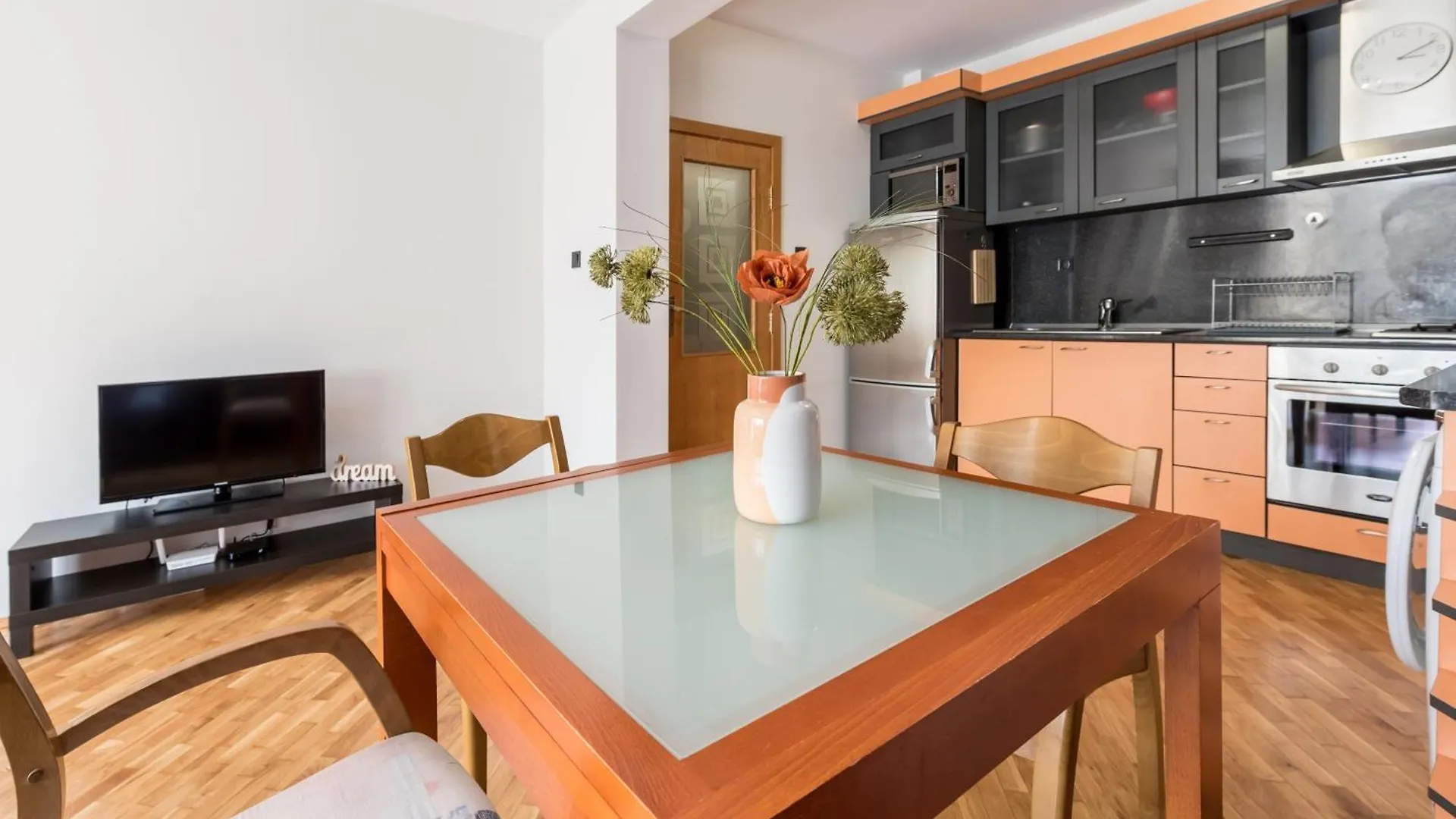 Burov Apartment - Artistic Apartment In The Heart Of Varna Suitable For Up To 4 Guests